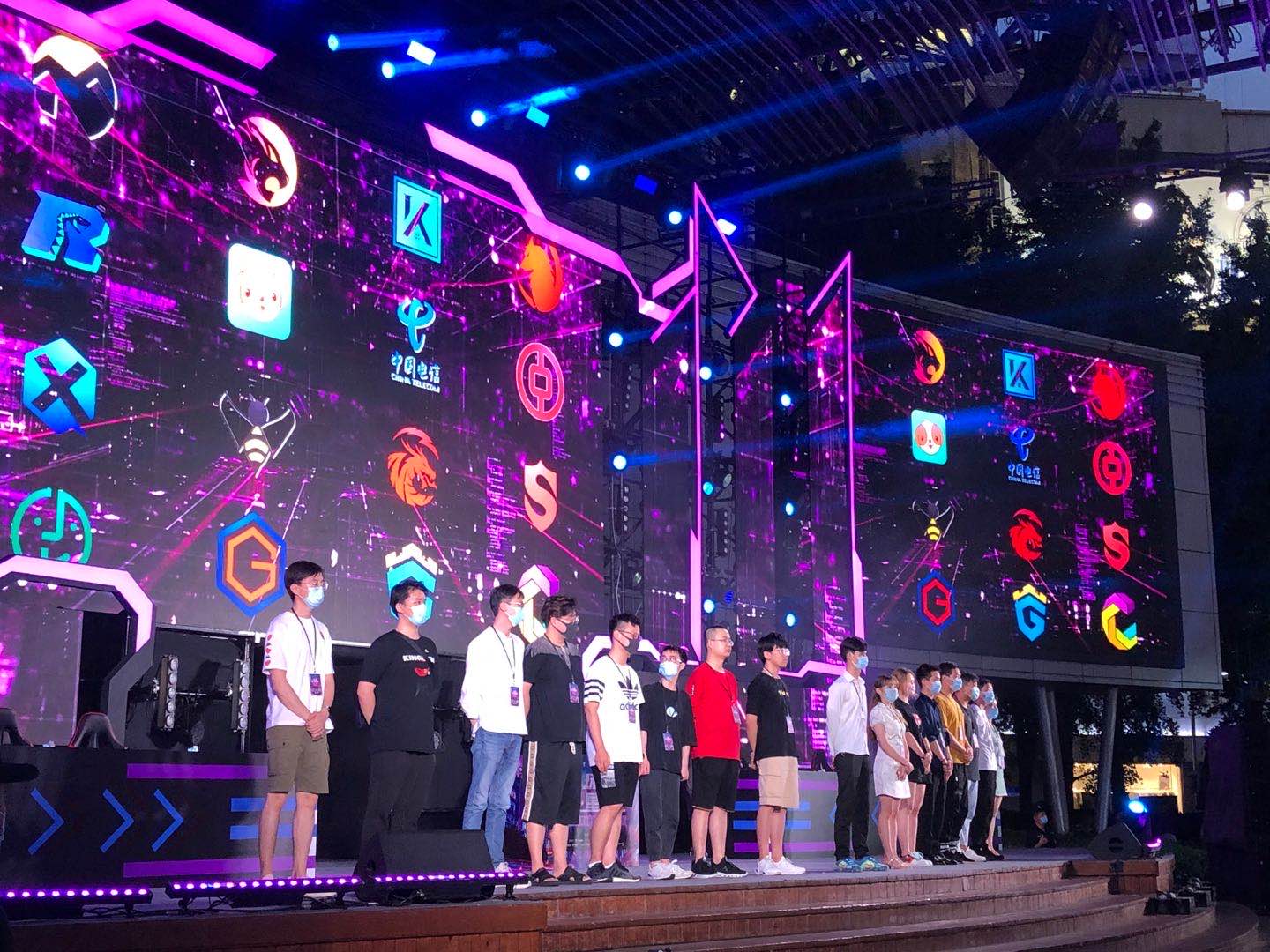 现出强劲的 现出强劲的